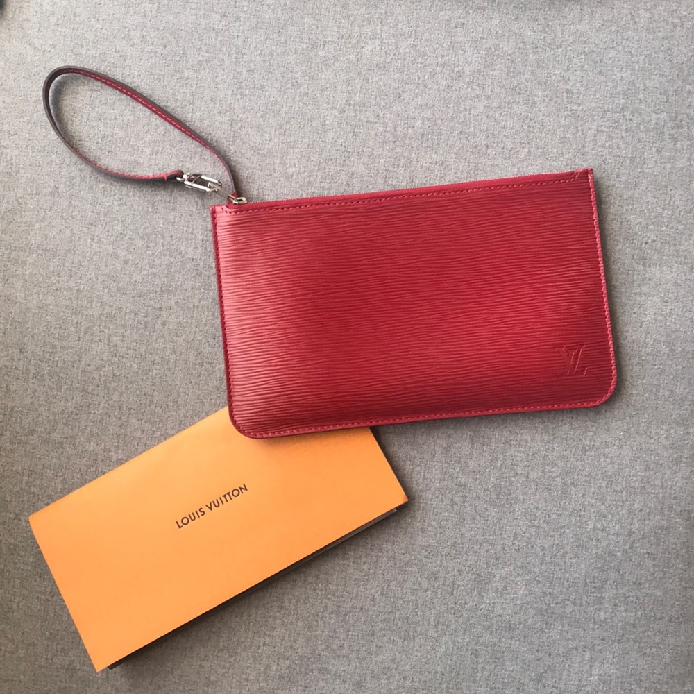 Louis Vuitton Neverfull MM Epi Carmin Wristlet